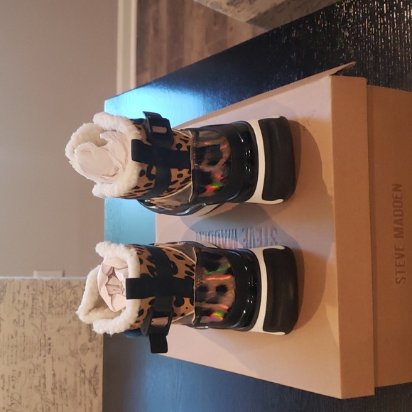 NWB! Steve Madden "Chilled" Sneaker/Boot - Picture 3 of 4